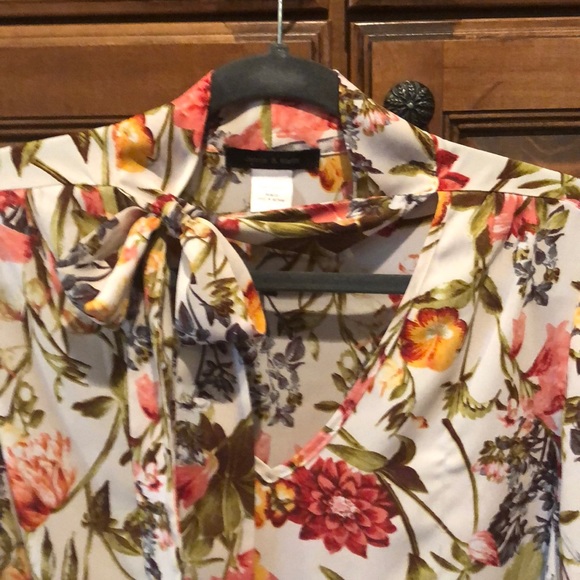 Jennie & Marlis 100% polyester V-neck blouse - Picture 2 of 6